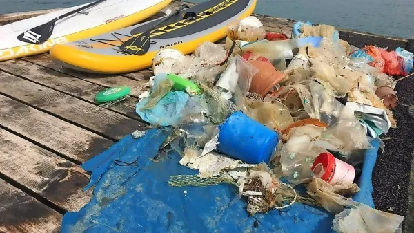 Suparji iz društva Naredi nekaj za naravo so šli danes že zgodaj 
zjutraj na morje, da bi se lotili čiščenja nesnage. Nabrali so za 
kontejner odpadkov.