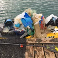 Suparji iz društva Naredi nekaj za naravo so šli danes že zgodaj 
zjutraj na morje, da bi se lotili čiščenja nesnage. Nabrali so za 
kontejner odpadkov.