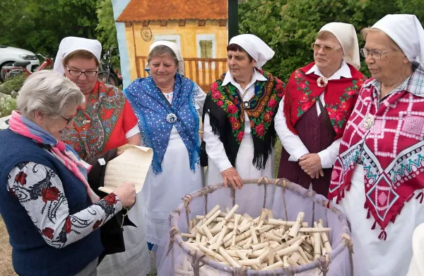 Tradicionalni pridih so prinesle članice društva Žbrinca.