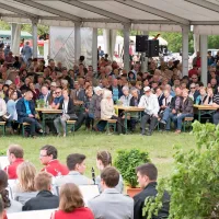 Obiskovalci so napolnili prostor pod prireditvenim šotorom. 