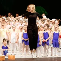 Režiserka Ana Vogrin in del nastopajočih