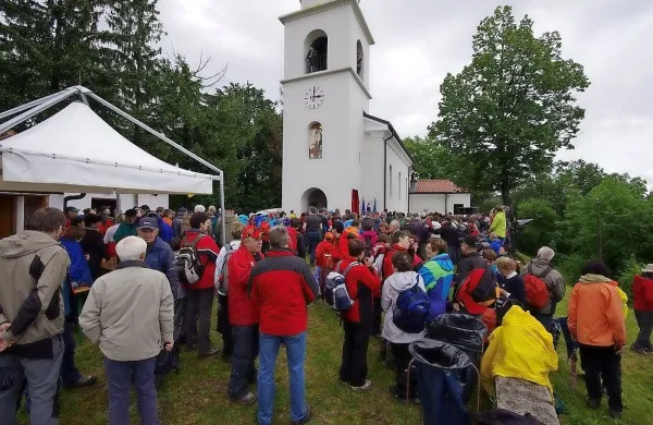 Na vrhu Mengor stoji cerkvica, posvečena Marijinemu imenu.