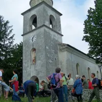 Na vrhu Mengor stoji cerkvica, posvečena Marijinemu imenu.