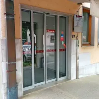 Zamaskirana in oborožena moška sta v bančno poslovalnico 
NKBM v Vipavi v ponedeljek vstopila sredi belega dne, slabo uro in 
pol pred zaprtjem.