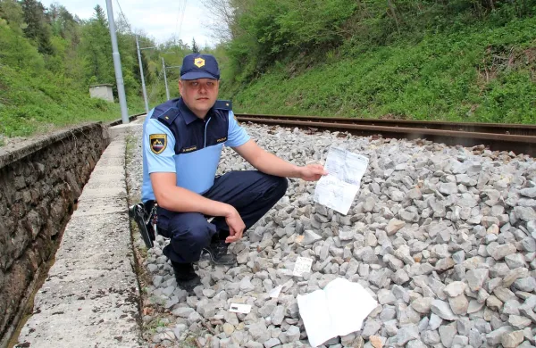 Policist Dušan Grabrovec je ob železniški progi našel celo azilni kartonček Sirijca iz Sarajeva in 
potrdilo o plačilu za  prevoz do Evropske unije.
