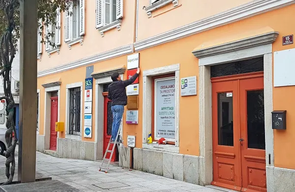 Priprave na volitve so v polnem teku (na fotografiji: sedež lokalnih 
odborov strank v Kopru).