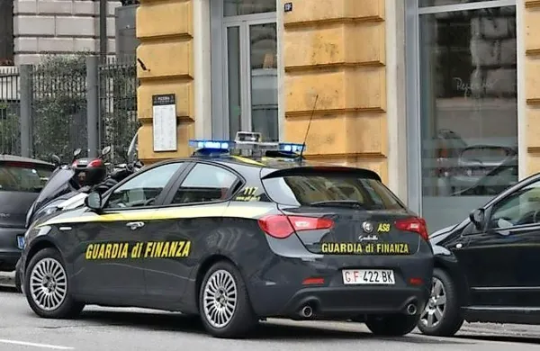 Finančna straža pred tržaško picerijo Peperino