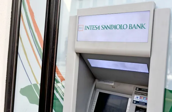 Koprska Intesa Sanpaolo lani s padcem dobička