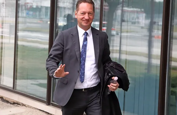 Popovič je predlagal sodišču, naj se postopek prekine in 