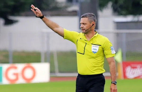 V središču pozornosti povratnega polfinalnega obračuna v Rimu 
med Romo in Liverpoolom je bil tudi Damir Skomina.