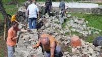 Vaščani so s pomočjo Partnerstva kraške suhozidne gradnje 
obnovili del zidu ob kalu.