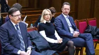 Rajko Srednik (prvi z leve) in Sabina Mozetič se na ponovljenem sojenju v zadevi Serming sploh še 
nista  začela zagovarjati, pa se bo postopek  končal ...