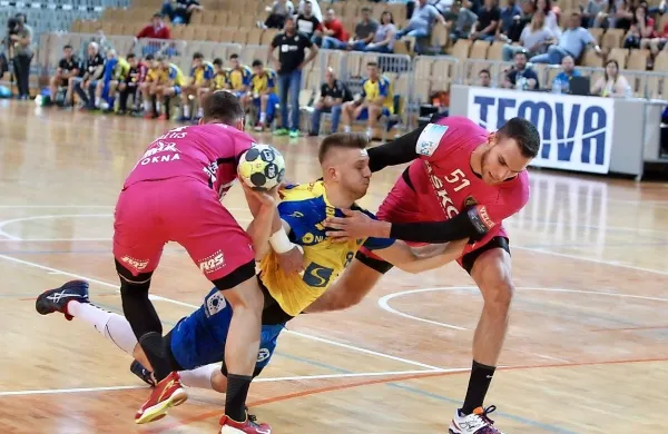 Sinočnjo tekmo v Bonifiki je zaznamovala tudi velika borbenost 
igralcev obeh ekip.