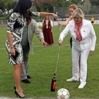 Na drugi uradni tekmi slovenske nogometne reprezentance jeseni 
2009 na Madžarskem je svojski prvi udarec pripadel takratni 
slovenski veleposlanici v Budimpešti Darji Bavdaž Kuret (desno).  