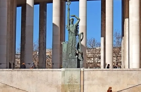 Muzej sodobne umetnosti v Parizu Palais de Tokyo (Tokijska 
palača).
