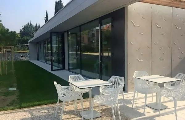 V Livadah, tik ob oskrbovanih stanovanjih za starejše, v neposredni bližini osnovne šole, enote vrtca in univerzitetnega 
kampusa bo zaživel medgeneracijski center.