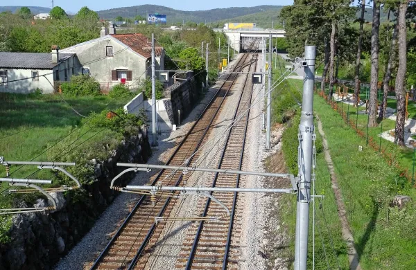  Pred leti so po železnici mimo hiš v Dolnjih Ležečah vlaki le vozili, 
zdaj tu ustavljajo, čakajo, speljujejo in obračajo, ker je precej bolj 
hrupno, opozarjajo domačini. Nedaleč stran pa je še avtocesta. 