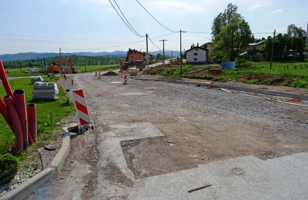 Obnovo Snežniške ceste naj bi dokončali do poletne sezone, a nato 
se bo gradbišče preselilo proti Parjam. 