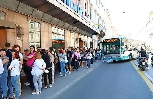V hotelu Milano v Ul. Ghega v Trsu je bila že včeraj ob 11. uri gneča 
ljudi.