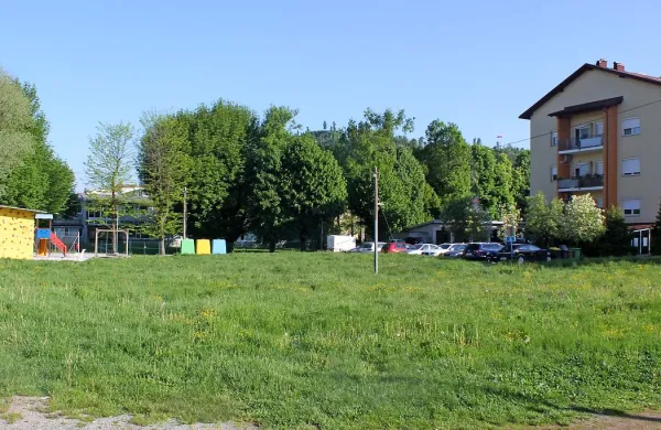 Na tej lokaciji, kjer je del zemljišča že v njeni lasti, del pa bi ga 
kupila v stečajnem postopku Gramiza, bi Občina Postojna postavila novo enoto vrtca.