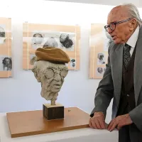 Boris Pahor si je natančno ogledal lastno glavo in  ji za nekaj sekund posodil svojo  čepico. 