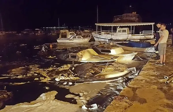 V mestnem pristanišču v Svetem Filipu in Jakovu nedaleč od Zadra 
je v torek v zgodnjih jutranjih urah zaradi tehnične okvare na 
plovilu slovenskega državljana zgorelo sedem plovil.