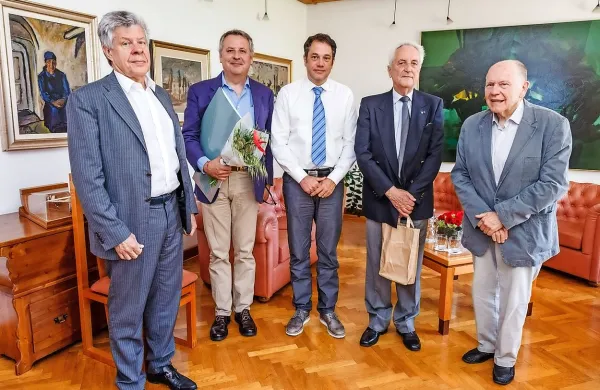 Priznani italijanski umetnostni zgodovinar dr. Sergio Tavano (na 
fotografiji drugi z desne) je pred kratkim praznoval 90. rojstni 
dan.