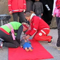 Pri RK bi si želeli, da bi kar se da veliko ljudi imelo samozavesti 
oživljati  nekoga, ki se nenadoma onesvesti.