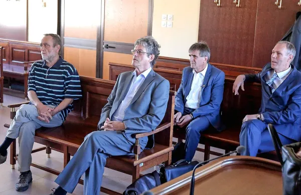 France Krašovec, Zorko Kenda, Franc Bukvič in Dario Šik zanikajo 
krivdo za očitana dejanja, zagovarjali pa se bodo po koncu 
dokaznega postopka. 