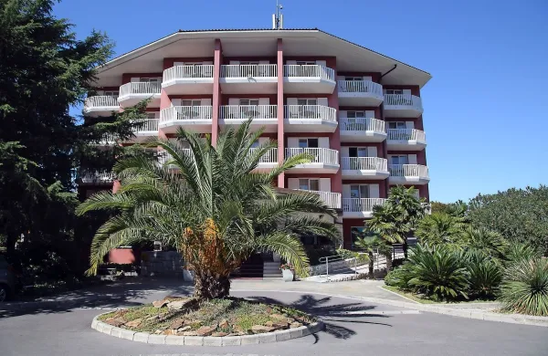 Resort San Simon, ki  zajema dva hotela in pet depandans, čaka na 
nove lastnike. Poleg Kada in Modre zavarovalnice naj bi se zanj 
zanimal tudi celjski podjetnik Aleksander Jančar. 