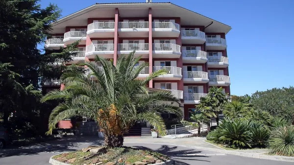 Resort San Simon, ki  zajema dva hotela in pet depandans, čaka na 
nove lastnike. Poleg Kada in Modre zavarovalnice naj bi se zanj 
zanimal tudi celjski podjetnik Aleksander Jančar. 