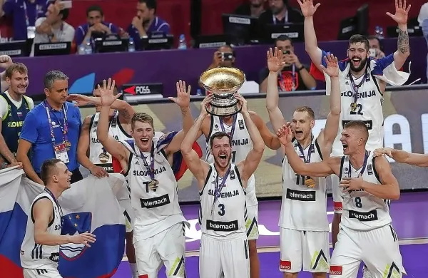 Slovenski košarkarji, ki so  v Carigradu osvojili naslov evropskih 
prvakov, so vendarle dobili izplačane denarne nagrade v višini 
10.000 evrov bruto na igralca.