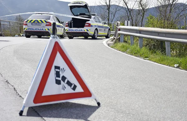 Neznani voznik starejšega golfa italijanske registracije najprej 
izzove manjšo nesrečo, na policijo pa ne počaka. 