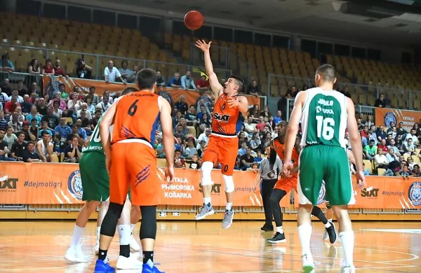 Matic Rebec (z žogo) je bil v sredo gonilna sila Primorske. Dosegel je  27 točk, od tega štiri trojke.