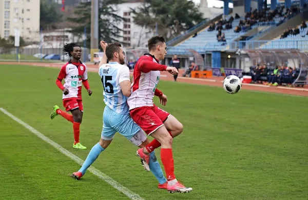 Mark Gulić (v belo modrem dresu) je z golom odločil zadnji 
prvenstveni obračun Gorice in Aluminija v letošnji sezoni. 