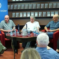 Ponatisnjeni Triptih Agate Schwarzkobler so predstavili (z leve) 
Nataša Barbara Gračner, Aleš Šeligo, Niko Grafenauer, Andraž 
Gombač in Nela Malečkar. 
