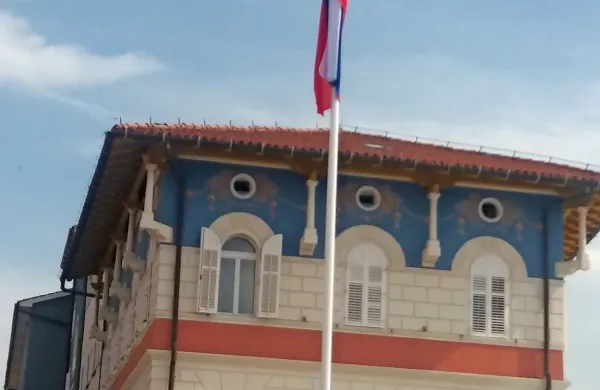 Drog z zastavo pred Hotelom Piran