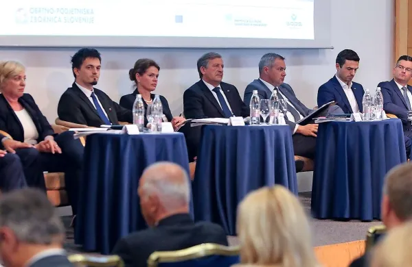 Predstavniki večjih slovenskih političnih strank so prisluhnili 
zahtevam  obrtnikov in manjših podjetnikov.