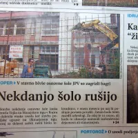 Stavbo nekdanje Osnovne šole Janka Premrla Vojka v središču Kopra so začeli rušiti. 