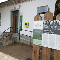 Spominska soba, posvečena bolnišnici Zalesje, domuje v nekdanji 
šoli.