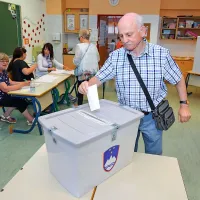 Do 16. ure 10,67-odstotna udeležba na ponovljenem glasovanju o zakonu o drugem tiru