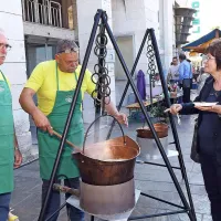Pestro dogajanje ob morju