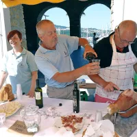 Pestro dogajanje ob morju