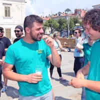 Pestro dogajanje ob morju