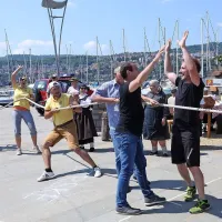 Pestro dogajanje ob morju