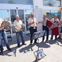 Pestro dogajanje ob morju