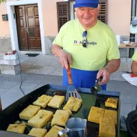 Pestro dogajanje ob morju
