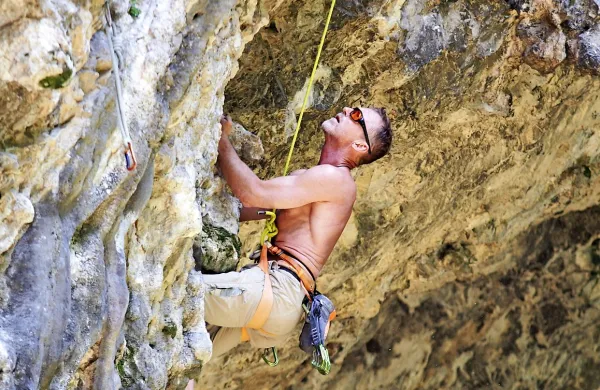 Svetovno znani pisatelj se je v soboto dopoldne sprostil med 
plezanjem v Ospu.