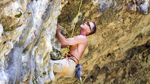 Svetovno znani pisatelj se je v soboto dopoldne sprostil med 
plezanjem v Ospu.