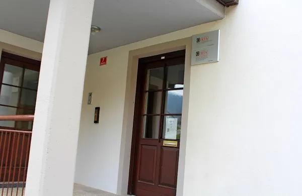 Certa Holding prek Certe v celoti obvladuje Hotel Cerkno s 
tamkajšnjim smučarskim središčem, 85,52 odstotka kobariškega 
podjetja TIK, ki proizvaja medicinske pripomočke za enkratno 
uporabo, ter četrtinski delež v tovarni elektrotermičnih aparatov 
Eta Cerkno.